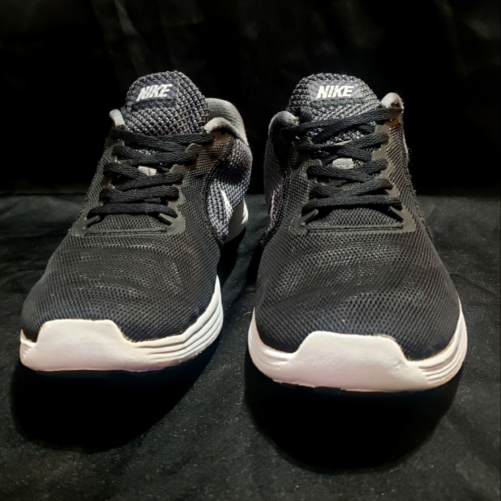 Mens Nike Revolution 3 Running shoe size 9